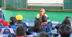 跪着的巨人，于泥泞之中托举善意｜胡雷