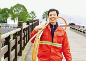 橙衣守海，十一度纵身救人｜钟耿平