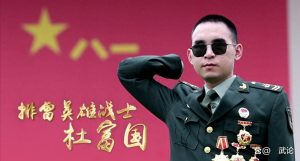 一句“你退后，让我来”，以血肉之躯挡在危险之前｜杜富国